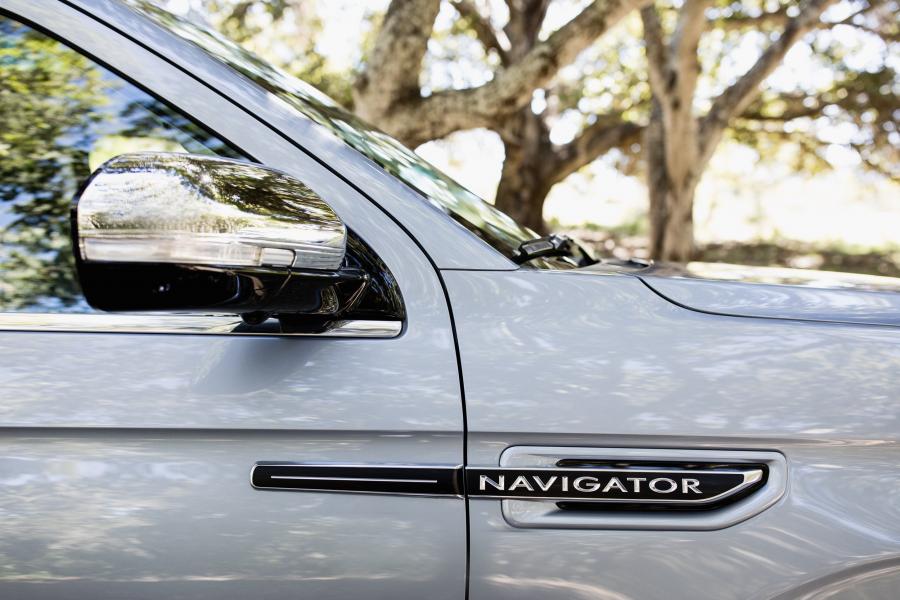 Детали экстерьера Lincoln Navigator Black Label 2017 года  (фото 33 из 52)